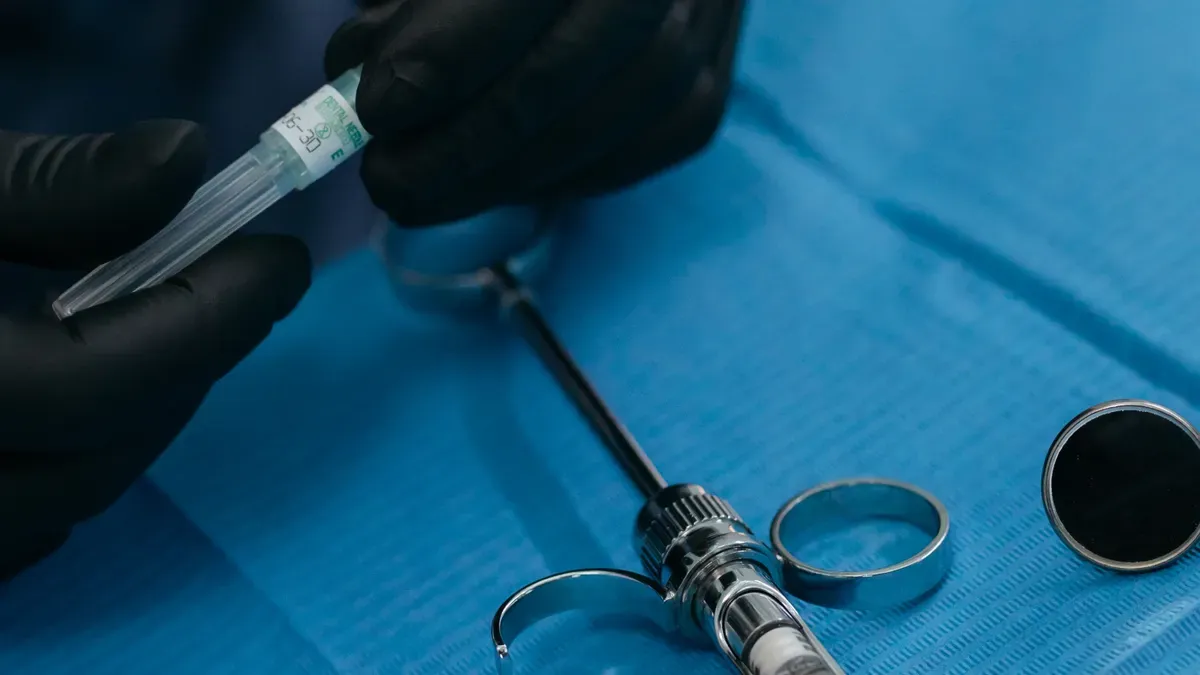 Hvem leverer dental irrigator spr&oslash;jter til tandklinikker?