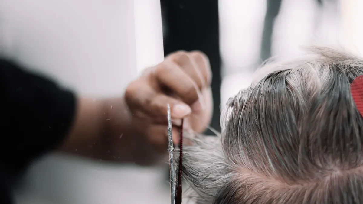 Hvem fremstiller safirh&aring;rimplantatblade til professionel h&aring;rtransplantation?
