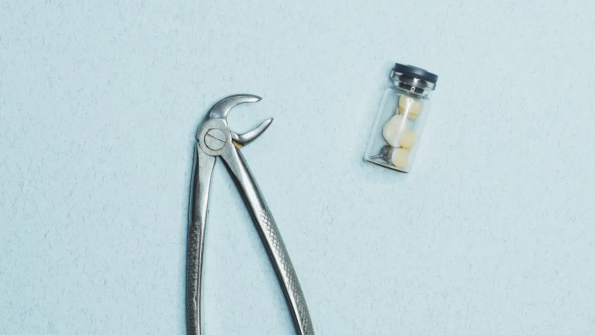 Hvad er forskellen mellem en h&aring;rtransplantationspincet og en standard kirurgisk pincet?
